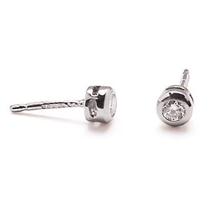 Single diamond Rubover studs